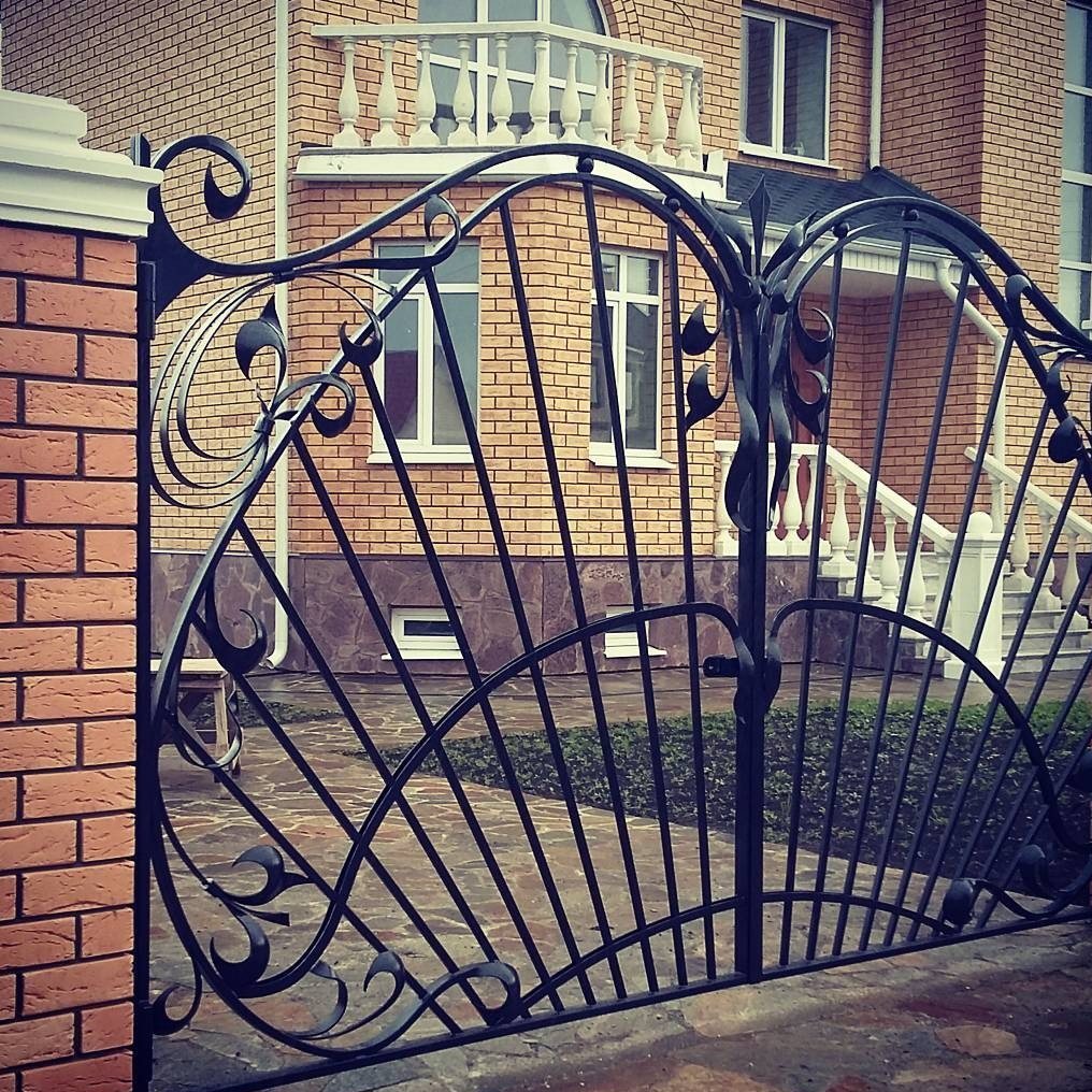 кованая калитка в едином стиле с воротами