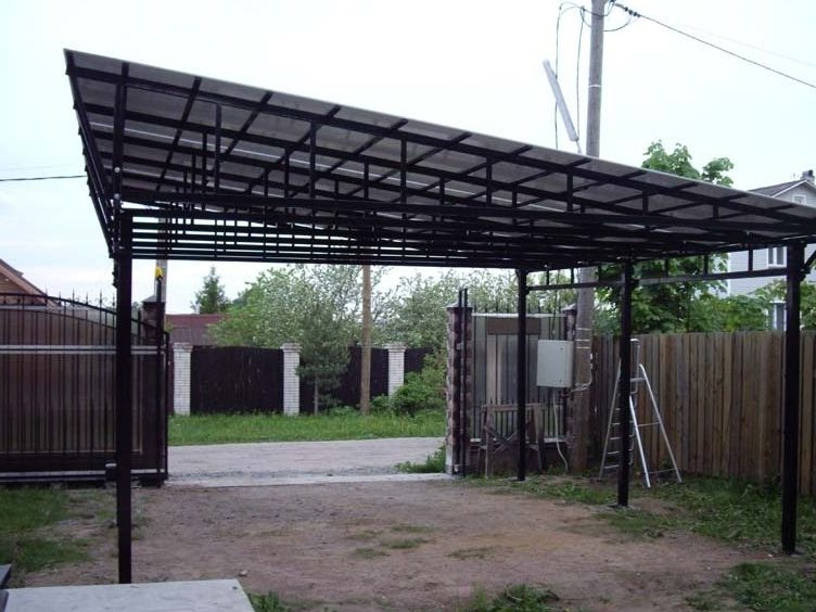 простой каркас козырька без ковки на металлических стойках
